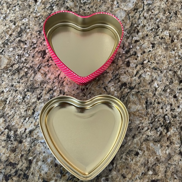 Hershey’s Milk Chocolate Kisses heart shaped candy tin - Picture 2 of 7